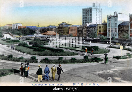 [1920s Japan - Nakanoshima Parks in Osaka] - im Jahr 1891 eröffnet (Meiji 24), Nakanoshima Parks war Osaka den ersten öffentlichen Park. Es wurde auf Nakanoshima, ein kleines Stück Land, dass die alten Yodo Fluss in den Dojima River und dem Tosabori Fluss teilt gebaut. Während der Edo Periode den Ufern der beiden Flüsse wurden mit Kurayashiki, Lager und Residenzen der Samurai, die Waren aus ihren Domains in Osaka verkauft gesäumt. Aber am Ende des 19. Jahrhunderts wurde das Gebiet schnell Shedding seine Edo Gesicht und Nakanoshima wurde der Fokus von Osaka's Modernisierung. 20. jahrhundert alte Ansichtskarte. Stockfoto