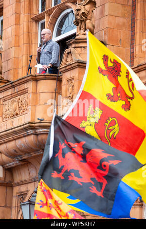 Merthyr Tydfil, Wales, UK. 7. September 2019. Rugby Kommentator und ehemaligen Welsh Rugby Kapitän Eddie Butler Adressen die Masse am März für Waliser Unabhängigkeit in Merthyr Tudful. Stockfoto