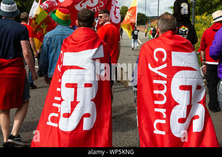 Die demonstranten März für Waliser Unabhängigkeit durch die Straßen von Merthyr Tudful, 7. März 2019. Stockfoto