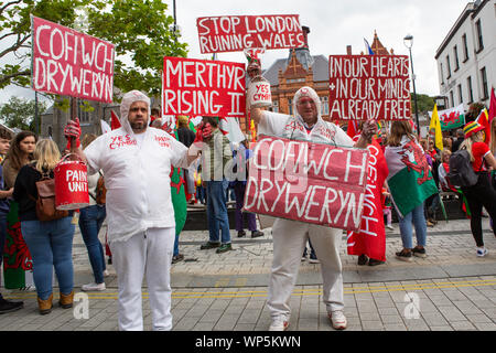 Die demonstranten März für Waliser Unabhängigkeit durch die Straßen von Merthyr Tudful, 7. März 2019. Stockfoto