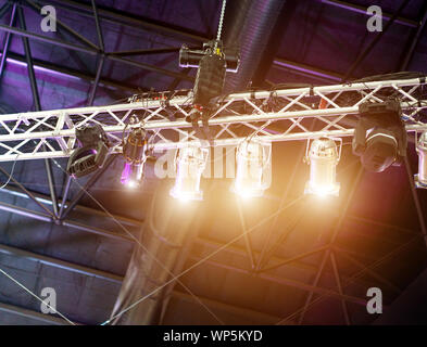 Mehrere LED-Lichter Ausrüstung auf einer Konzertbühne. Stockfoto