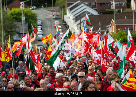 Die demonstranten März für Waliser Unabhängigkeit durch die Straßen von Merthyr Tudful, 7. März 2019. Stockfoto