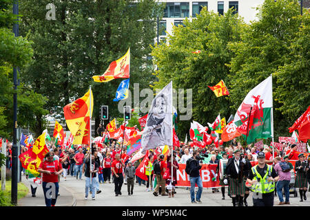 Die demonstranten März für Waliser Unabhängigkeit durch die Straßen von Merthyr Tudful, 7. März 2019. Stockfoto