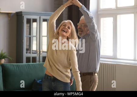 Senior Paar tanzen zu Hause entspannen Überglücklich Stockfoto
