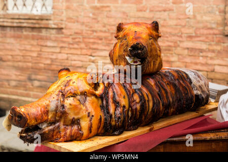 Spanferkel und Schweinekopf an einer im Markt Stockfoto