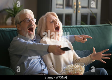 Ältere Mann und Frau jubel Lieblings sport team. Stockfoto