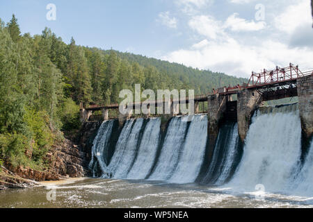 Natürliche Szene mit Wasser fallen von riesigen Felsen Brücke in großen Fluss Stockfoto