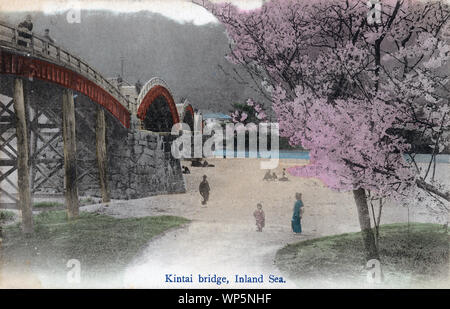 [1900s Japan - Kintaikyo Brücke, Iwakuni] - Die Kintaikyo Brücke in Iwakuni, Präfektur Yamaguchi. Überspannt den Fluss Nishikigawa in fünf Bögen, die Brücke wurde im Jahre 1673 erbaut. 1922, es war ein nationaler Schatz. 20. jahrhundert alte Ansichtskarte. Stockfoto