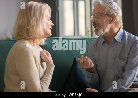 Reifes Paar sprechen über Probleme in der Familie zu Hause. Stockfoto