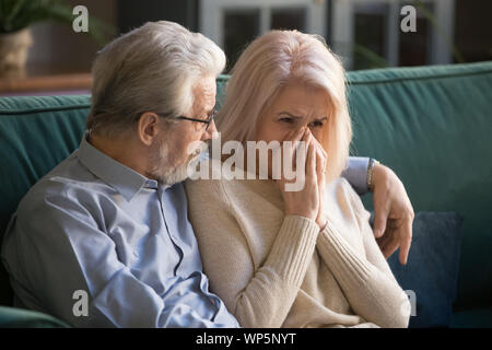 Elder reifer Mann Unterstützung der grauhaarige Frau zu Hause. Stockfoto