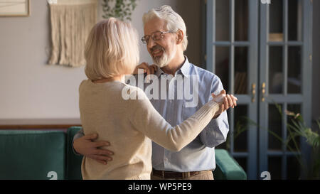 Ältere Paare genießen die Zeit zusammen tanzen zu Hause Stockfoto