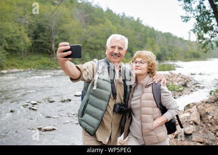 Gerne reifer Aktive ehegatten auf Smartphone Kamera beim Bilden von selfie Stockfoto