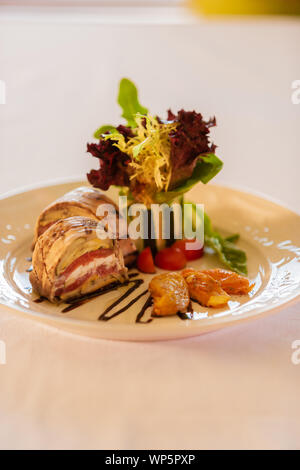 Gourmet Sandwich auf einer weißen Platte. Stockfoto