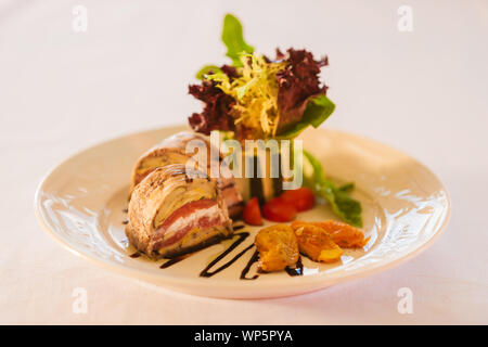 Gourmet Sandwich auf einer weißen Platte. Stockfoto