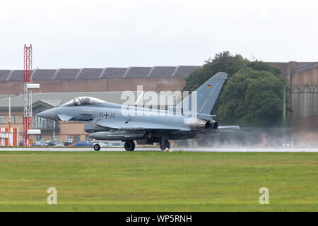 Deutsche EF2000 Eurofighter Typhoon mit Spray von Start- und Landebahn auf den Start von der RAF Waddington, 4. September 2019. Stockfoto