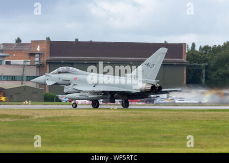 Italienisch Eurofigher Taifun (EF2000) zieht aus RAF Waddington am 4. September 2019. Stockfoto