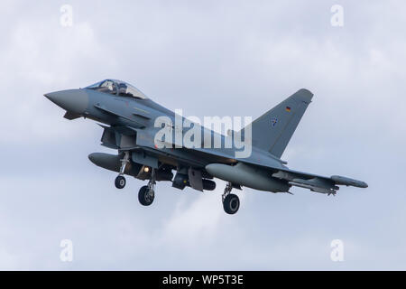 Deutsche EF 2000 Typhoon über an RAF Waddington am 4. September 2019 zu Land Stockfoto