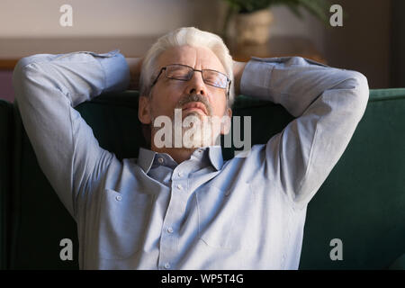 Älterer mann Einschlafen auf der gemütlichen Couch zu Hause müde Stockfoto