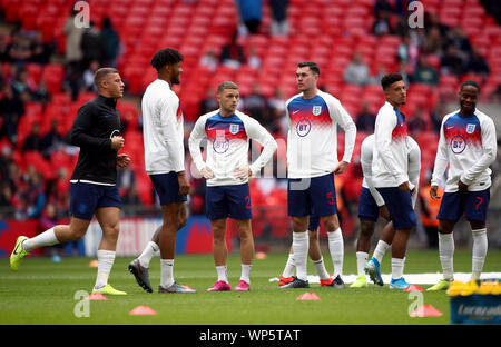 England's Kieran Trippier (Mitte links) und Michael Keane Aufwärmen vor der Euro 2020 Qualifikation Gruppe ein Match im Wembley Stadion, London. Stockfoto