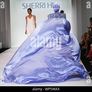 New York City, USA. 06 Sep, 2019. MANHATTAN, NEW YORK CITY, NEW YORK, USA - SEPTEMBER 06: Modell Halima Aden geht der Start- und Landebahn am Sherri Hill NYFW Frühjahr 2020 Runway Show im Cipriani 42nd Street am September 6, 2019 in Manhattan, New York City, New York, United States. (Foto von Xavier Collin/Image Press Agency) Quelle: Bild Presse Agentur/Alamy leben Nachrichten Stockfoto