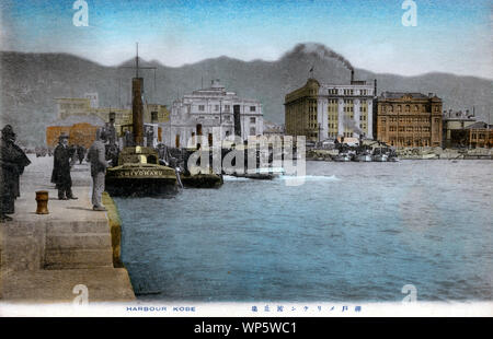 [1920s Japan - Kobe Port] - Hafen startet am Meriken Hatoba (Amerikanische Anlegestelle), seit vielen Jahren die wichtigsten Pier in Kobe. Auf der Rückseite ist der Bund (Kaigandori). Das Gebäude mit der Flagge ist das Osaka Shosen Kaisha Gebäude. Auf der linken Seite das Oriental Hotel auf 6 Kaigandori. 20. jahrhundert alte Ansichtskarte. Stockfoto