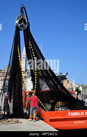 Vorbereitung der Netze für die Fischerei in den Hafen von Rovinj in Kroatien Stockfoto