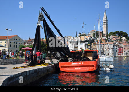 Vorbereitung der Netze für die Fischerei in den Hafen von Rovinj in Kroatien Stockfoto