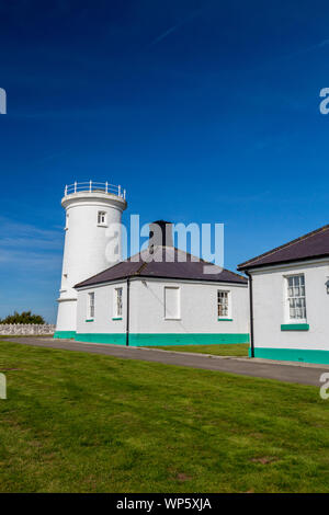 Die ehemalige 'Niedrig' Light Tower und Keepers Cottages an Nash Point Lighthouse mit Blick auf den Kanal von Bristol, Glamorgan, Wales, Großbritannien Stockfoto