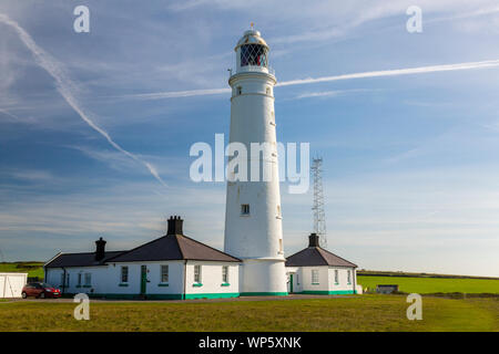 Nash Point Lighthouse und seiner ehemaligen keeper Cottages mit Blick auf den Kanal von Bristol, Glamorgan, Wales, Großbritannien Stockfoto