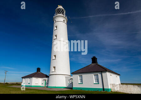 Nash Point Lighthouse und seiner ehemaligen keeper Cottages mit Blick auf den Kanal von Bristol, Glamorgan, Wales, Großbritannien Stockfoto