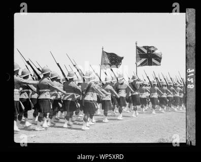 Geburtstag des Königs Feier. Scotch [d.h., Scots] Regiment mit der nationalen Norm und die REGIMENTAL Farben Stockfoto