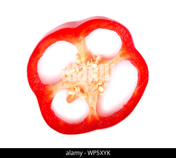 Stück rote Paprika auf weißem Hintergrund. Paprika in Scheiben schneiden. Stockfoto