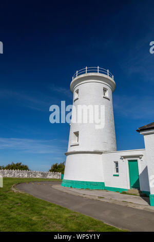 Die ehemalige 'Niedrig' Light Tower und Keepers Cottages an Nash Point Lighthouse mit Blick auf den Kanal von Bristol, Glamorgan, Wales, Großbritannien Stockfoto