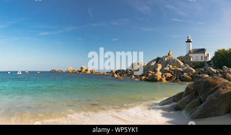 Panorama Ansicht der Pontusval Leuchtturm und die Bucht an der Nordküste der Bretagne in Frankreich Stockfoto