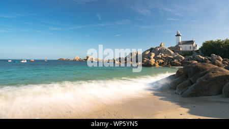 Panorama Ansicht der Pontusval Leuchtturm und die Bucht an der Nordküste der Bretagne in Frankreich angesichts der Pontusval Leuchtturm und die Bucht an der Nordküste Stockfoto