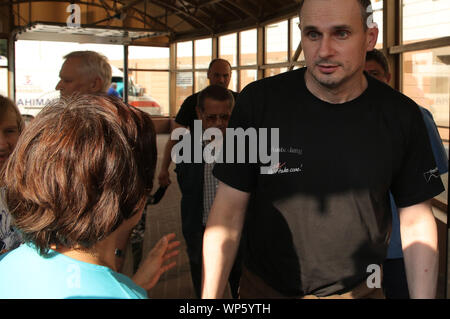 September 7, 2019, Kiew, Ukraine: Ukrainische gefangene Oleh Sentsov (R), die vom Internationalen Flughafen Boryspil auf einer Ebene angekommen, mit einem Arzt im Krankenhaus Feofaniya in Kiew, Ukraine, 07. September 2019. Die 35 politischen Gefangenen und Ukrainische Seeleute wurden während Russland-ukraine prisoner Swap 35 x 35 befreit. Die swap-Liste umfasst 24 Segler von Russland in der Straße von Kertsch gefangen, und 11 weitere Sträflinge, einschließlich der Ukrainische Regisseur Oleg Sentsov, die lokalen Medien berichten. (Bild: © sergii Kharchenko/ZUMA Draht) Stockfoto