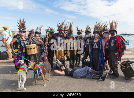 Swanage, Dorset UK. 7. September 2019. Menschenmassen strömen in der Küstenstadt Swanage das Tanzen zu genießen, mit über 50 dance Teams einschließlich Morris tanzen für Swanage Folk Festival. Mitglieder der Armaleggan Grenze Morris Dance Team. Credit: Carolyn Jenkins/Alamy leben Nachrichten Stockfoto