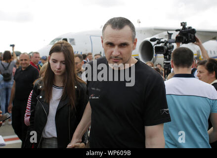 Borispol, Ukraine. 7. Sep 2019. Angehörige der Ukrainischen Häftlinge, die von Russland begrüßen Sie bei Ihrer Ankunft am Flughafen Boryspil befreit, außerhalb von Kiew, Ukraine, Sept. 7, 2019. Flugzeuge, die Häftlinge, die von Russland und der Ukraine befreit haben in den Hauptstädten der Länder gelandet. Die 35 politischen Gefangenen und Ukrainische Seeleute wurden während Russland-ukraine prisoner Swap 35 x 35 befreit. Die swap-Liste umfasst 24 Segler von Russland in der Straße von Kertsch gefangen, und 11 weitere Sträflinge, einschließlich der Ukrainische Regisseur Oleh Sentsov. Ukrainische Regisseur Oleg Sentsov weth seine Tochter Alina Sentsova bei Ankunft Stockfoto