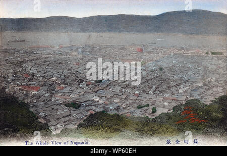 [1900s Japan - Blick auf Nagasaki] - Panoramablick auf Stadt und Hafen von Nagasaki. 20. jahrhundert alte Ansichtskarte. Stockfoto