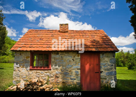 Historisches Stein Smokehouse mit einem alten Ziegeldach im Daniel Boone Homestead, Berks Co., Pennsylvania, USA, US Birdsboro, Pa Images, Pionier Stockfoto