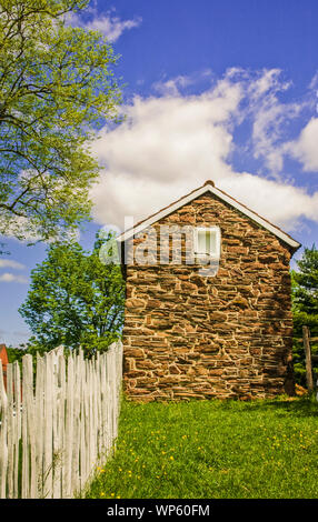 Stein springhouse im Daniel Boone Homestead und Lattenzaun, Berks Co., Birdsboro, Pennsylvania, USA, US, ICH 18. und 19. Jahrhundert frontiersman Stockfoto