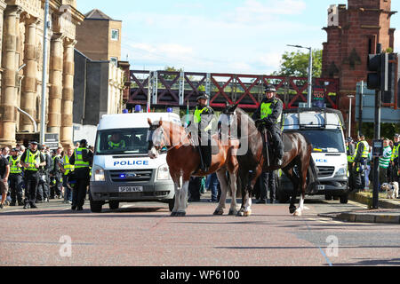 Glasgow, UK, 07. September 2019. Die Pro-Republican, Pro-irische Gruppe, den Calton Republikaner marschierten durch die Ost-Glasgow Ende von Millroad Straße zu Clyde Street und stoppte an der anti-faschistischen Statue feiern die Menschen in Glasgow, die gegen Franco im Spanischen Bürgerkrieg gekämpft. Nach den jüngsten und bedeutenden Straße Störungen in Govan zwischen sektiererischen Gruppen gab es einen massiven Polizeiaufgebot jede Störung zu verhindern. Credit: Findlay/Alamy Nachrichten Stockfoto