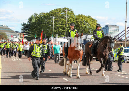 Glasgow, UK, 07. September 2019. Die Pro-Republican, Pro-irische Gruppe, den Calton Republikaner marschierten durch die Ost-Glasgow Ende von Millroad Straße zu Clyde Street und stoppte an der anti-faschistischen Statue feiern die Menschen in Glasgow, die gegen Franco im Spanischen Bürgerkrieg gekämpft. Nach den jüngsten und bedeutenden Straße Störungen in Govan zwischen sektiererischen Gruppen gab es einen massiven Polizeiaufgebot jede Störung zu verhindern. Credit: Findlay/Alamy Nachrichten Stockfoto