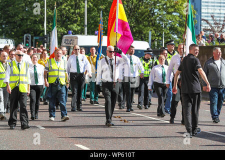 Glasgow, UK, 07. September 2019. Die Pro-Republican, Pro-irische Gruppe, den Calton Republikaner marschierten durch die Ost-Glasgow Ende von Millroad Straße zu Clyde Street und stoppte an der anti-faschistischen Statue feiern die Menschen in Glasgow, die gegen Franco im Spanischen Bürgerkrieg gekämpft. Nach den jüngsten und bedeutenden Straße Störungen in Govan zwischen sektiererischen Gruppen gab es einen massiven Polizeiaufgebot jede Störung zu verhindern. Credit: Findlay/Alamy Nachrichten Stockfoto