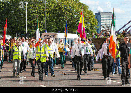 Glasgow, UK, 07. September 2019. Die Pro-Republican, Pro-irische Gruppe, den Calton Republikaner marschierten durch die Ost-Glasgow Ende von Millroad Straße zu Clyde Street und stoppte an der anti-faschistischen Statue feiern die Menschen in Glasgow, die gegen Franco im Spanischen Bürgerkrieg gekämpft. Nach den jüngsten und bedeutenden Straße Störungen in Govan zwischen sektiererischen Gruppen gab es einen massiven Polizeiaufgebot jede Störung zu verhindern. Credit: Findlay/Alamy Nachrichten Stockfoto