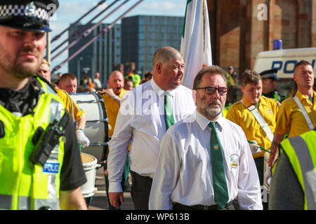 Glasgow, UK, 07. September 2019. Die Pro-Republican, Pro-irische Gruppe, den Calton Republikaner marschierten durch die Ost-Glasgow Ende von Millroad Straße zu Clyde Street und stoppte an der anti-faschistischen Statue feiern die Menschen in Glasgow, die gegen Franco im Spanischen Bürgerkrieg gekämpft. Nach den jüngsten und bedeutenden Straße Störungen in Govan zwischen sektiererischen Gruppen gab es einen massiven Polizeiaufgebot jede Störung zu verhindern. Credit: Findlay/Alamy Nachrichten Stockfoto