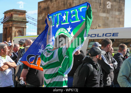 Glasgow, UK, 07. September 2019. Die Pro-Republican, Pro-irische Gruppe, den Calton Republikaner marschierten durch die Ost-Glasgow Ende von Millroad Straße zu Clyde Street und stoppte an der anti-faschistischen Statue feiern die Menschen in Glasgow, die gegen Franco im Spanischen Bürgerkrieg gekämpft. Nach den jüngsten und bedeutenden Straße Störungen in Govan zwischen sektiererischen Gruppen gab es einen massiven Polizeiaufgebot jede Störung zu verhindern. Credit: Findlay/Alamy Nachrichten Stockfoto