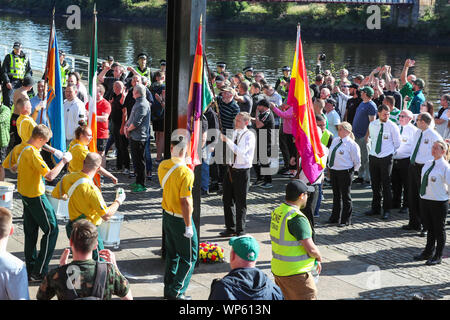 Glasgow, UK, 07. September 2019. Die Pro-Republican, Pro-irische Gruppe, den Calton Republikaner marschierten durch die Ost-Glasgow Ende von Millroad Straße zu Clyde Street und stoppte an der anti-faschistischen Statue feiern die Menschen in Glasgow, die gegen Franco im Spanischen Bürgerkrieg gekämpft. Nach den jüngsten und bedeutenden Straße Störungen in Govan zwischen sektiererischen Gruppen gab es einen massiven Polizeiaufgebot jede Störung zu verhindern. Credit: Findlay/Alamy Nachrichten Stockfoto