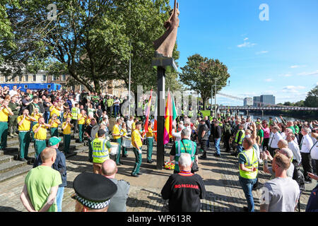 Glasgow, UK, 07. September 2019. Die Pro-Republican, Pro-irische Gruppe, den Calton Republikaner marschierten durch die Ost-Glasgow Ende von Millroad Straße zu Clyde Street und stoppte an der anti-faschistischen Statue feiern die Menschen in Glasgow, die gegen Franco im Spanischen Bürgerkrieg gekämpft. Nach den jüngsten und bedeutenden Straße Störungen in Govan zwischen sektiererischen Gruppen gab es einen massiven Polizeiaufgebot jede Störung zu verhindern. Credit: Findlay/Alamy Nachrichten Stockfoto