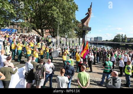 Glasgow, UK, 07. September 2019. Die Pro-Republican, Pro-irische Gruppe, den Calton Republikaner marschierten durch die Ost-Glasgow Ende von Millroad Straße zu Clyde Street und stoppte an der anti-faschistischen Statue feiern die Menschen in Glasgow, die gegen Franco im Spanischen Bürgerkrieg gekämpft. Nach den jüngsten und bedeutenden Straße Störungen in Govan zwischen sektiererischen Gruppen gab es einen massiven Polizeiaufgebot jede Störung zu verhindern. Credit: Findlay/Alamy Nachrichten Stockfoto